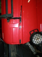 Кабель-антенна закрепляется на задней стороне кабины тягача 