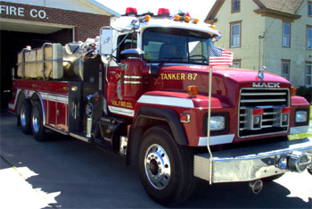 Редкий пожарный грузовик от Mack Truks еще поборется с огнем